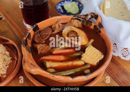 Mole de Olla une soupe mexicaine traditionnelle Banque D'Images