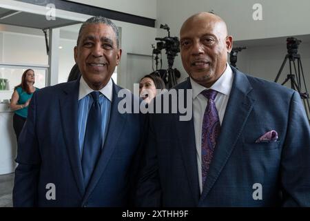 New York, New York, États-Unis. 14 août 2024. Adriano Espaillat, membre du Congrès, pose avec les participants à un rassemblement en soutien à Kamala Harris pour la présidence à Unity Hall à New York le 14 août 2024. Le rassemblement pour soutenir Kamala Harris a été organisé par le district du parti démocrate de West Harlem et le député Adriano Espaillat. Des militants organisaient un rassemblement de protestation en face de Unity Hall pour soutenir la Palestine et accusaient l'administration Biden-Harris de complicité en fournissant des armes à Israël. Ces militants ont exigé l'arrêt de la vente d'armes à Israël. (Crédit image : © Lev Ra Banque D'Images