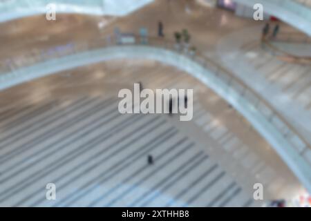 Vue floue d'en haut d'un centre commercial à Shenzhen, en Chine, avec des lumières bokeh et des gens qui se déplacent. Banque D'Images