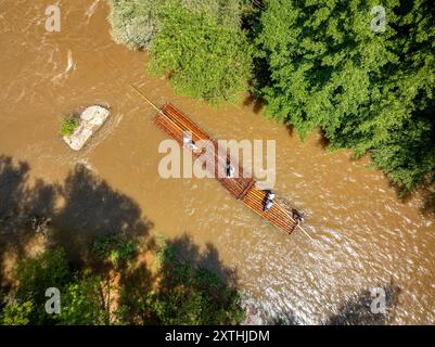 Vue aérienne de la descente traditionnelle des 'raiers' (rafteurs de rivière) dans la rivière Noguera Pallaresa entre les gorges de Collegats et Pobla de Segur Banque D'Images