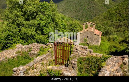 Église romane Sant Joan de Mataplana et château de Mataplana, dans la chaîne montagneuse de Montgrony (Ripollès, Gérone, Catalogne, Espagne, Pyrénées) Banque D'Images