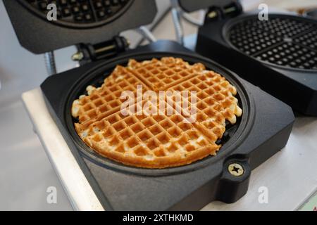 Gaufres belges dans une poêle sur une table de cuisine. Banque D'Images