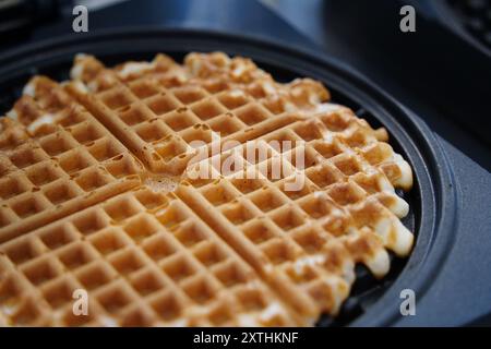 Gaufres belges dans une poêle sur une table de cuisine. Banque D'Images