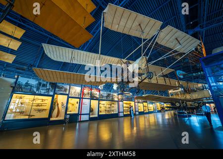 Exposition intérieure du musée des Sciences de Londres de l'histoire du vol, collection d'avions, avions anciens, avions antiques. Exposition au musée des sciences à l'intérieur. Banque D'Images