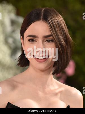 Hollywood, États-Unis. 14 août 2024. Lily Collins arrive à la première édition de Netflix de la saison 4, partie 1, au Théâtre égyptien Ausust 14, 2024 à Hollywood, CA. © Lisa OConnor/AFF-USA.com crédit : AFF/Alamy Live News Banque D'Images