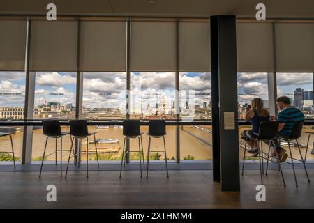 À l'intérieur du restaurant du musée d'art moderne Tate, les gens apprécient une vue panoramique sur Londres, Royaume-Uni. Paysage urbain londonien de la Tamise et cathédrale de Paul Banque D'Images