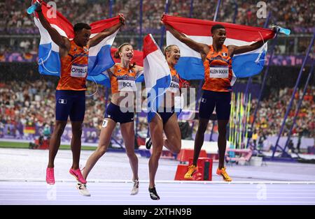 PARIS, FRANCE - 03 AOÛT : Eugene Omalla, Lieke Klaver, Isaya Klein Ikkink, Femke bol des pays-Bas célèbrent la médaille d'or après la finale mixte du relais 4x400 le huitième jour des Jeux Olympiques Paris 2024 au stade de France le 03 août 2024 à Paris, France. © diebilderwelt / Alamy Stock Banque D'Images