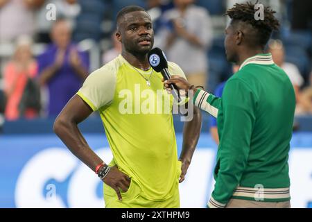 Mason, Ohio, États-Unis. 14 août 2024. Frances Tiafoe (USA) (l) s'adresse aux médias après avoir remporté son match contre Lorenzo Musetti (ITA) (non représenté) lors du premier tour de l'Open de Cincinnati 2024 au Lindner Family Tennis Center. (Crédit image : © Debby Wong/ZUMA Press Wire) USAGE ÉDITORIAL SEULEMENT! Non destiné à UN USAGE commercial ! Banque D'Images