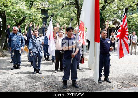 Tokyo, Japon. 15 août 2024. Les nationalistes japonais tiennent les drapeaux de guerre de l'armée impériale japonaise pendant le 79e anniversaire de la reddition du Japon lors de la première Guerre mondiale. Le premier ministre Fumio Kishida n'était pas parmi les législateurs à visiter le sanctuaire et a plutôt envoyé une offre rituelle pour éviter de mettre en colère les pays voisins qui associent également Yasukuni à les criminels de guerre et le passé impérial du Japon. (Crédit image : © Rodrigo Reyes Marin/ZUMA Press Wire) USAGE ÉDITORIAL SEULEMENT! Non destiné à UN USAGE commercial ! Banque D'Images