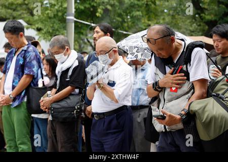 Tokyo, Japon. 15 août 2024. Les gens offrent un hommage silencieux aux morts de guerre pendant le 79e anniversaire de la reddition du Japon dans la première Guerre mondiale. Le premier ministre Fumio Kishida n'était pas parmi les législateurs à visiter le sanctuaire et a plutôt envoyé une offre rituelle pour éviter de mettre en colère les pays voisins qui associent également Yasukuni à la guerre les criminels et le passé impérial du Japon. (Crédit image : © Rodrigo Reyes Marin/ZUMA Press Wire) USAGE ÉDITORIAL SEULEMENT! Non destiné à UN USAGE commercial ! Banque D'Images