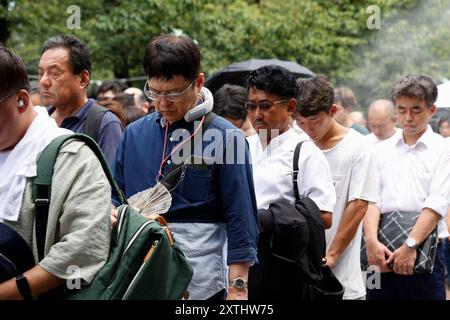 Tokyo, Japon. 15 août 2024. Les gens offrent un hommage silencieux aux morts de guerre pendant le 79e anniversaire de la reddition du Japon dans la première Guerre mondiale. Le premier ministre Fumio Kishida n'était pas parmi les législateurs à visiter le sanctuaire et a plutôt envoyé une offre rituelle pour éviter de mettre en colère les pays voisins qui associent également Yasukuni à la guerre les criminels et le passé impérial du Japon. (Crédit image : © Rodrigo Reyes Marin/ZUMA Press Wire) USAGE ÉDITORIAL SEULEMENT! Non destiné à UN USAGE commercial ! Banque D'Images