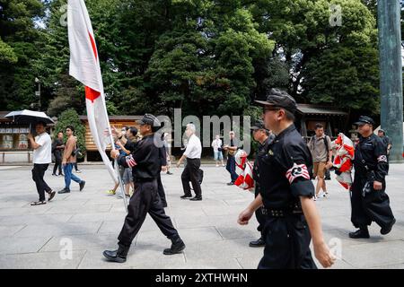 Tokyo, Japon. 15 août 2024. Les nationalistes japonais visitent le sanctuaire Yasukuni de Tokyo pendant le 79e anniversaire de la reddition du Japon lors de la première Guerre mondiale. Le premier ministre Fumio Kishida n'était pas parmi les législateurs à visiter le sanctuaire et a plutôt envoyé une offre rituelle pour éviter de mettre en colère les pays voisins qui associent également Yasukuni à des criminels de guerre et à ceux du Japon passé impérial. (Crédit image : © Rodrigo Reyes Marin/ZUMA Press Wire) USAGE ÉDITORIAL SEULEMENT! Non destiné à UN USAGE commercial ! Banque D'Images