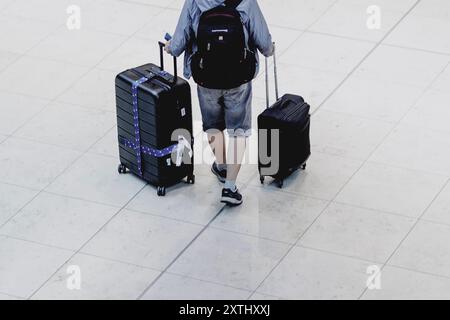 Schoenefeld, Deutschland. 12 août 2024. Voyageur avec valise, photographié à l'aéroport de Berlin Brandenburg 'Willy Brandt' (BER) à Schoenefeld, le 12 août 2024. Crédit : dpa/Alamy Live News Banque D'Images