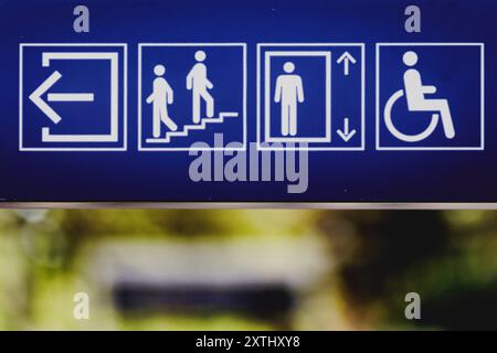 Berlin, Deutschland. 12 août 2024. Un panneau à la gare utilise des pictogrammes pour indiquer les itinéraires pour les personnes à mobilité réduite à Berlin, le 12 août 2024. Crédit : dpa/Alamy Live News Banque D'Images