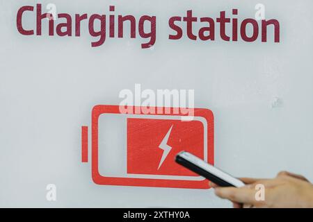 Schoenefeld, Deutschland. 12 août 2024. Borne de recharge à l'aéroport de Berlin-Brandebourg 'Willy Brandt' (BER) à Schoenefeld, 12 août 2024. Crédit : dpa/Alamy Live News Banque D'Images