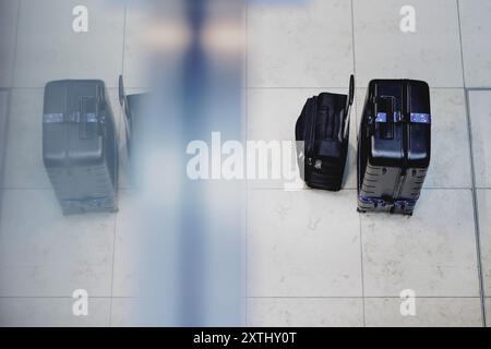 Schoenefeld, Deutschland. 12 août 2024. Valises solitaires à l'aéroport de Berlin Brandenburg 'Willy Brandt' (BER) à Schoenefeld, le 12 août 2024. Crédit : dpa/Alamy Live News Banque D'Images