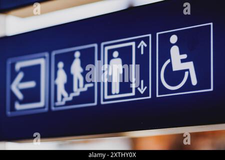 Berlin, Deutschland. 12 août 2024. Un panneau à la gare utilise des pictogrammes pour indiquer les itinéraires pour les personnes à mobilité réduite à Berlin, le 12 août 2024. Crédit : dpa/Alamy Live News Banque D'Images