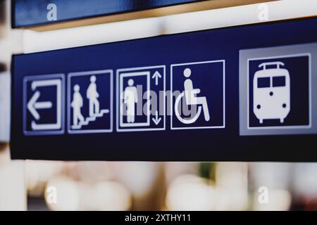 Berlin, Deutschland. 12 août 2024. Un panneau à la gare utilise des pictogrammes pour indiquer les itinéraires pour les personnes à mobilité réduite à Berlin, le 12 août 2024. Crédit : dpa/Alamy Live News Banque D'Images