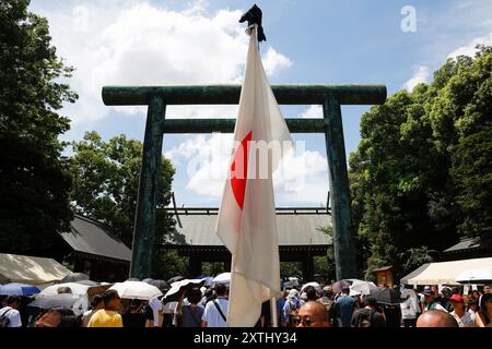 Tokyo, Japon. 15 août 2024. Un drapeau japonais est vu au sanctuaire Yasukuni de Tokyo pendant le 79e anniversaire de la reddition du Japon lors de la première Guerre mondiale. Le premier ministre Fumio Kishida n'était pas parmi les législateurs à visiter le sanctuaire et a plutôt envoyé une offre rituelle pour éviter de mettre en colère les pays voisins qui associent également Yasukuni à la guerre les criminels et le passé impérial du Japon. (Crédit image : © Rodrigo Reyes Marin/ZUMA Press Wire) USAGE ÉDITORIAL SEULEMENT! Non destiné à UN USAGE commercial ! Banque D'Images