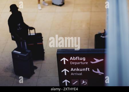 Schoenefeld, Deutschland. 12 août 2024. Voyageur avec valise, photographié à l'aéroport de Berlin Brandenburg 'Willy Brandt' (BER) à Schoenefeld, le 12 août 2024. Crédit : dpa/Alamy Live News Banque D'Images