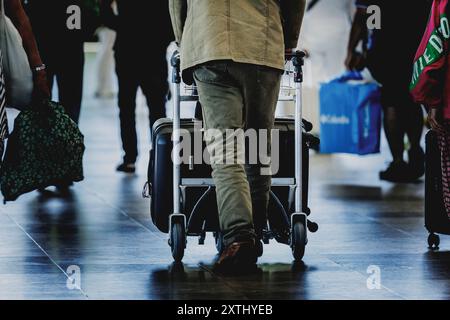 Schoenefeld, Deutschland. 12 août 2024. Voyageur avec valise, photographié à l'aéroport de Berlin Brandenburg 'Willy Brandt' (BER) à Schoenefeld, le 12 août 2024. Crédit : dpa/Alamy Live News Banque D'Images