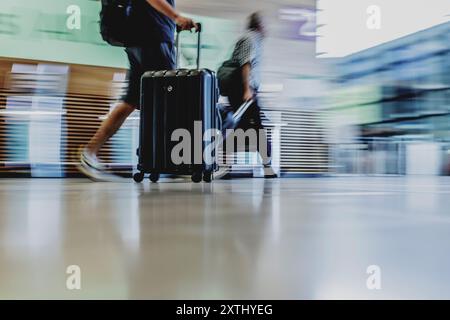 Schoenefeld, Deutschland. 12 août 2024. Voyageurs avec des valises, photographiés à l'aéroport de Berlin Brandenburg 'Willy Brandt' (BER) à Schoenefeld, le 12 août 2024. Crédit : dpa/Alamy Live News Banque D'Images