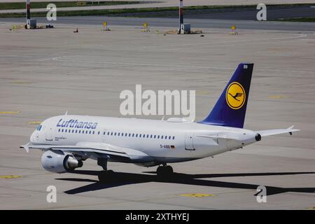 Schoenefeld, Deutschland. 12 août 2024. Avion de la compagnie aérienne Lufthansa, photographié à l'aéroport de Berlin-Brandebourg 'Willy Brandt' (BER) à Schoenefeld, 12 août 2024. Crédit : dpa/Alamy Live News Banque D'Images