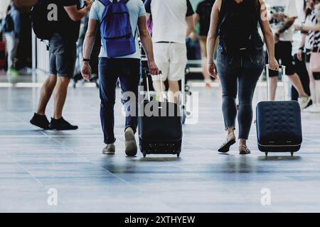 Schoenefeld, Deutschland. 12 août 2024. Voyageurs avec des valises, photographiés à l'aéroport de Berlin Brandenburg 'Willy Brandt' (BER) à Schoenefeld, le 12 août 2024. Crédit : dpa/Alamy Live News Banque D'Images