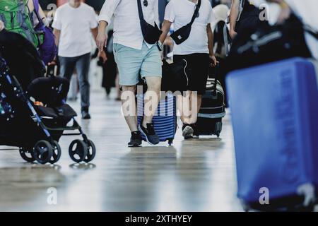 Schoenefeld, Deutschland. 12 août 2024. Voyageurs avec des valises, photographiés à l'aéroport de Berlin Brandenburg 'Willy Brandt' (BER) à Schoenefeld, le 12 août 2024. Crédit : dpa/Alamy Live News Banque D'Images