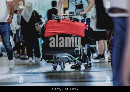 Schoenefeld, Deutschland. 12 août 2024. Voyageur avec valise, photographié à l'aéroport de Berlin Brandenburg 'Willy Brandt' (BER) à Schoenefeld, le 12 août 2024. Crédit : dpa/Alamy Live News Banque D'Images