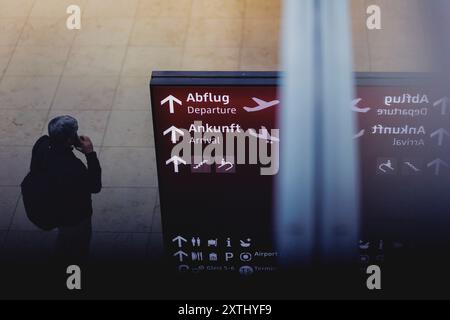 Schoenefeld, Deutschland. 12 août 2024. Voyageur avec valise, photographié à l'aéroport de Berlin Brandenburg 'Willy Brandt' (BER) à Schoenefeld, le 12 août 2024. Crédit : dpa/Alamy Live News Banque D'Images