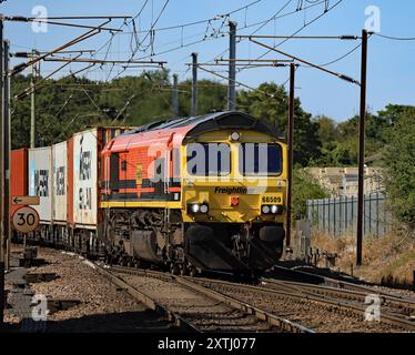 La locomotive diesel Freightliner no 66509 sort de la ligne de Bury St Edmunds à la jonction Haughley dans le Suffolk le mardi 13.8.2024 Banque D'Images