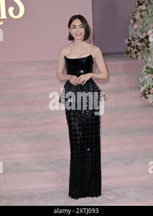 Los Angeles, États-Unis. 14 août 2024. LOS ANGELES, ÉTATS-UNIS. 14 août 2024 : Lily Collins à la première de la saison 4 d'Emily à Paris au Théâtre égyptien. Crédit photo : Paul Smith/Alamy Live News Banque D'Images