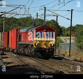 La locomotive diesel DB Cargo no 66165 sort de la ligne de Bury St Edmunds à la jonction Haughley dans le Suffolk le mardi 13.8,2024. Banque D'Images