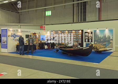 Pasila, Helsinki, Finlande – 14 février 2024 : département de foire Suomen Höyrypursiseura ry (Société finlandaise des bateaux à vapeur) dans le hall d'exposition. Banque D'Images