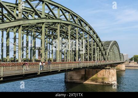 Cologne, Allemagne - 28 septembre 2023 : de nombreuses serrures de mariage sont accrochées sur le pont Hohenzollern au-dessus du Rhin à Cologne, Rhénanie du Nord-Westphalie, Ger Banque D'Images