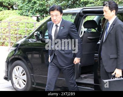 Tokyo, Japon. 15 août 2024. Le ministre japonais de la Défense Minoru Kihara arrive au sanctuaire controversé de Yasukuni à Tokyo pour honorer les victimes de la guerre le jeudi 15 août 2024. Le Japon a célébré le 79e anniversaire de sa reddition de la seconde Guerre mondiale. (Photo de Yoshio Tsunoda/AFLO) Banque D'Images