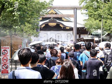 Tokyo, Japon. 15 août 2024. Les gens visitent le sanctuaire controversé de Yasukuni à Tokyo pour honorer les victimes de la guerre le jeudi 15 août 2024. Le Japon a célébré le 79e anniversaire de sa reddition de la seconde Guerre mondiale. (Photo de Yoshio Tsunoda/AFLO) Banque D'Images