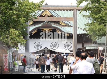 Tokyo, Japon. 15 août 2024. Les gens visitent le sanctuaire controversé de Yasukuni à Tokyo pour honorer les victimes de la guerre le jeudi 15 août 2024. Le Japon a célébré le 79e anniversaire de sa reddition de la seconde Guerre mondiale. (Photo de Yoshio Tsunoda/AFLO) Banque D'Images