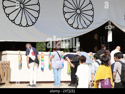 Tokyo, Japon. 15 août 2024. Les gens visitent le sanctuaire controversé de Yasukuni à Tokyo pour honorer les victimes de la guerre le jeudi 15 août 2024. Le Japon a célébré le 79e anniversaire de sa reddition de la seconde Guerre mondiale. (Photo de Yoshio Tsunoda/AFLO) Banque D'Images