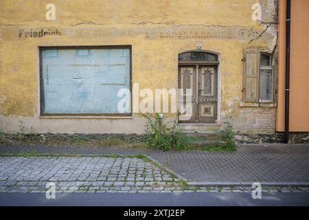 Symbolfoto zum Thema Leerstand von Geschaeften im Laendlichen Raum. Ein zugeklebtes Schaufenster in einem leerstehenden Gebaeude, aufgenommen in der K. Banque D'Images