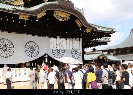 Tokyo, Japon. 15 août 2024. Les gens visitent le sanctuaire controversé de Yasukuni à Tokyo pour honorer les victimes de la guerre le jeudi 15 août 2024. Le Japon a célébré le 79e anniversaire de sa reddition de la seconde Guerre mondiale. (Photo de Yoshio Tsunoda/AFLO) Banque D'Images