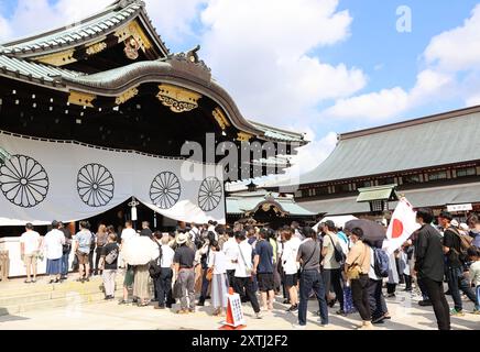 Tokyo, Japon. 15 août 2024. Les gens visitent le sanctuaire controversé de Yasukuni à Tokyo pour honorer les victimes de la guerre le jeudi 15 août 2024. Le Japon a célébré le 79e anniversaire de sa reddition de la seconde Guerre mondiale. (Photo de Yoshio Tsunoda/AFLO) Banque D'Images