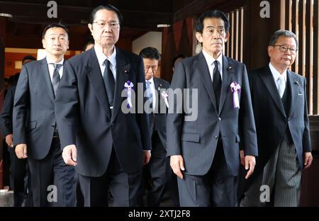 Tokyo, Japon. 15 août 2024. Les législateurs japonais visitent le sanctuaire controversé de Yasukuni à Tokyo pour honorer les victimes de la guerre le jeudi 15 août 2024. Le Japon a célébré le 79e anniversaire de sa reddition de la seconde Guerre mondiale. (Photo de Yoshio Tsunoda/AFLO) Banque D'Images