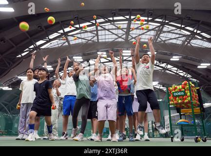 (240815) - BEIJING, 15 août 2024 (Xinhua) -- enfants étudiants célèbrent après avoir participé à un camp d'été de tennis dans un club de tennis à Pékin, Chine, 14 août 2024 la Chine a récemment connu un regain d'enthousiasme pour le tennis, comme en témoigne une augmentation notable de la demande de cours de formation et de réservations de terrains dans diverses villes. Ce pic peut être attribué à la victoire historique du joueur de tennis chinois Zheng Qinwen, qui a remporté la toute première médaille d'or olympique chinoise aux Jeux olympiques de Paris. Il convient de mentionner que non seulement plus d'adultes ont pris le tennis comme une récréationa Banque D'Images