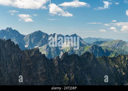 Vue depuis le col de montagne Sedielko dans les montagnes des Hautes Tatras en Slovaquie pendant la belle journée d'été Banque D'Images