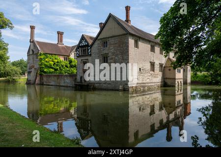 Baddesley Clinton Historical House with Moat and Gardens, Warwickshire, Angleterre, Royaume-Uni Banque D'Images