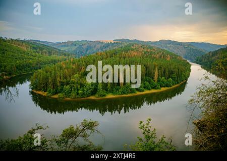 Dos de chèvre, Deutschland. 21 juillet 2024. Vue sur la rivière Saale (la soi-disant boucle de Saale) dans le parc naturel des Slate Mountains de Thuringe près de la ville de Ziegenrueck. Ziegenrueck, 21 juillet 2024. Crédit : dpa/Alamy Live News Banque D'Images