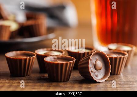 Pralines sucrées. Truffes au chocolat sur une table en bois. Banque D'Images