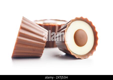 Pralines sucrées. Truffes au chocolat isolées sur fond blanc. Banque D'Images